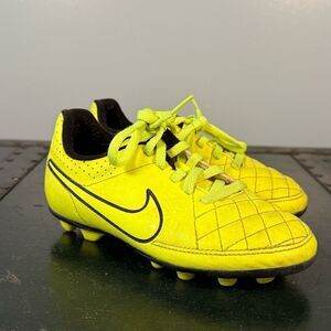 Nike Tiempo Soccer Cleats Neon Yellow 631286-770 Youth Size   11 C